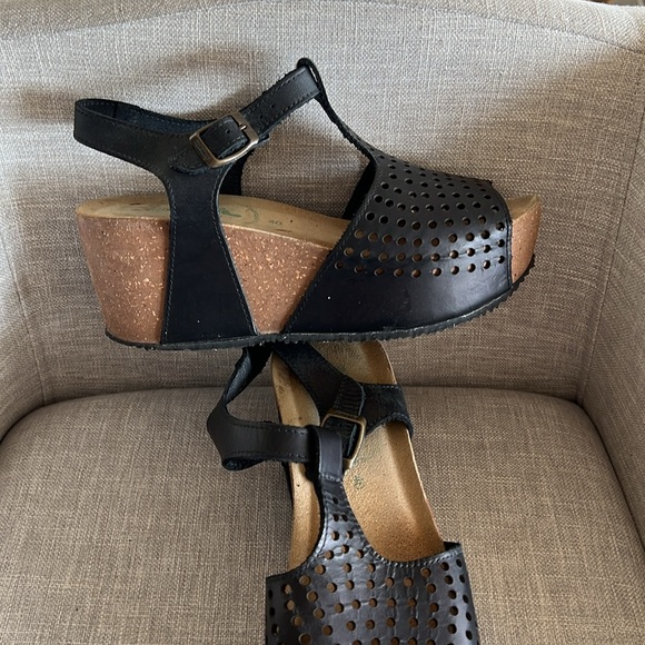 Bio Natura platform leather sandals . Very comfortable! Heel is 3” - toe is 2” - Picture 2 of 4